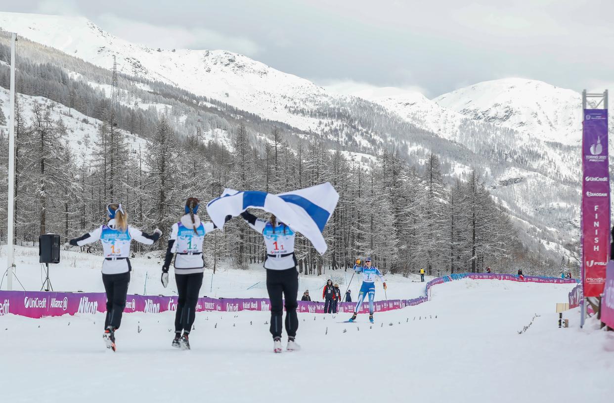 芬兰队在比赛中表现出色,取得胜利 芬兰队在比赛中表现出色,取得胜利
